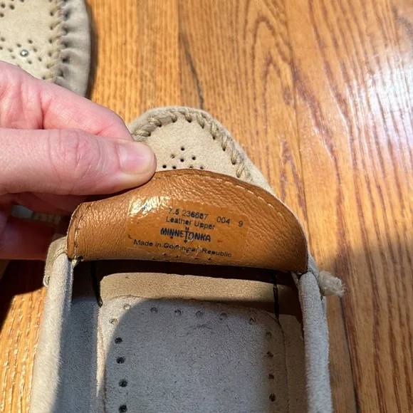 Minnetonka leather slip on moccasins tan size 7.5 - Picture 4 of 4